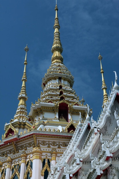 写真 天空を背景にした寺院の低角度の景色