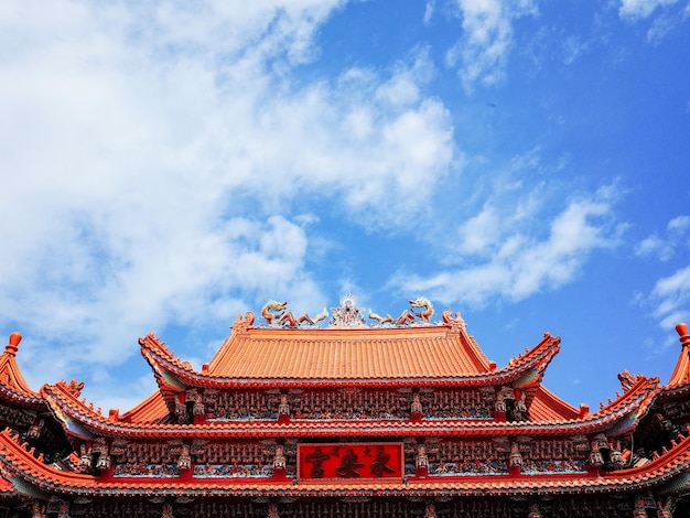 写真 雲の空に照らされた寺院の低角度の景色