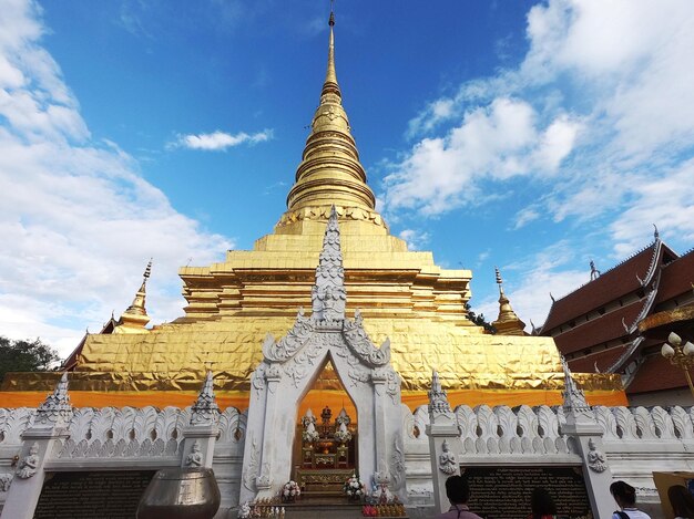 写真 天空に照らされた寺院の低角度の景色