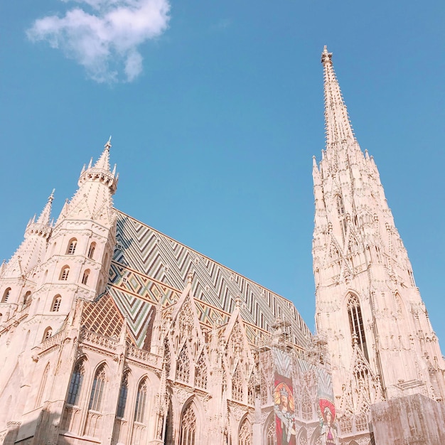 写真 天空に照らされた寺院の低角度の景色