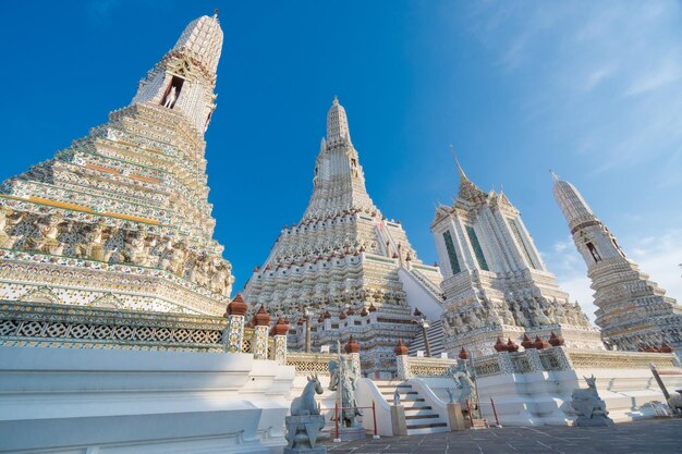 写真 天空に照らされた寺院の低角度の景色