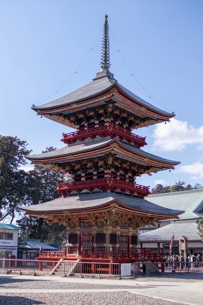 写真 天空に照らされた寺院の低角度の景色