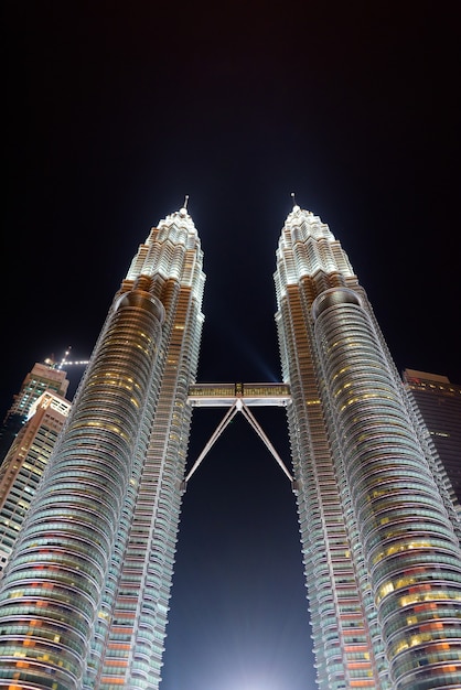 マレーシア、クアラルンプールの夜の有名なペトロナスタワーのローアングルビュー垂直ショット