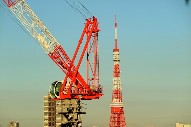 写真 東京タワーとクレーンの低角度の景色街の澄んだ空を背景に