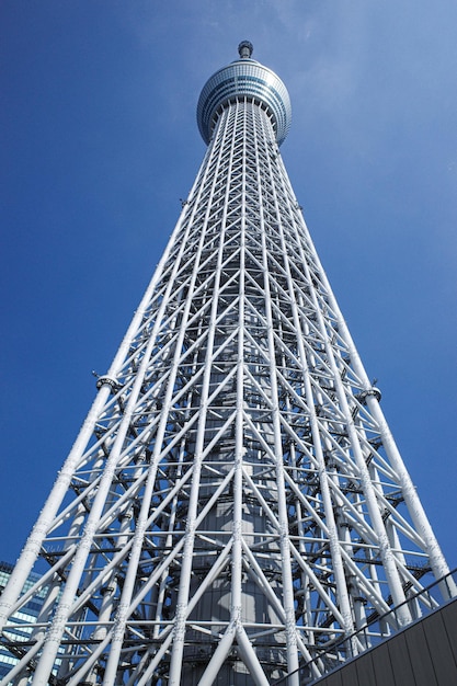 写真 青い空を背景にした塔の低角度の景色