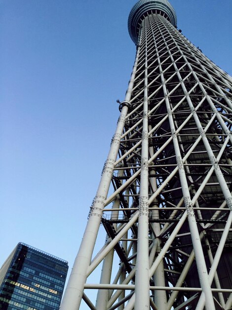 写真 明るい青い空に照らされた塔の低角度の景色