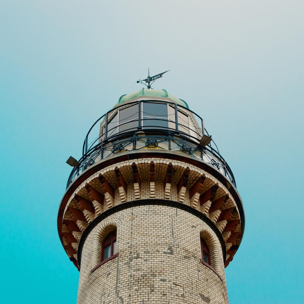 Фото Низкий угол обзора башни на фоне ясного голубого неба