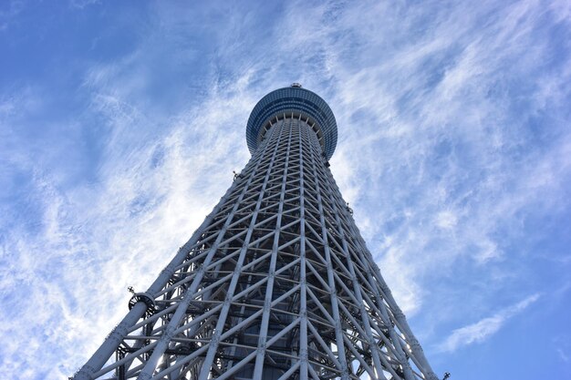 写真 雲の空に照らされた塔の低角度の景色