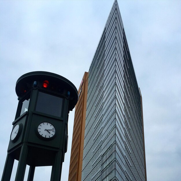 写真 空に向かって塔の低角度の視点