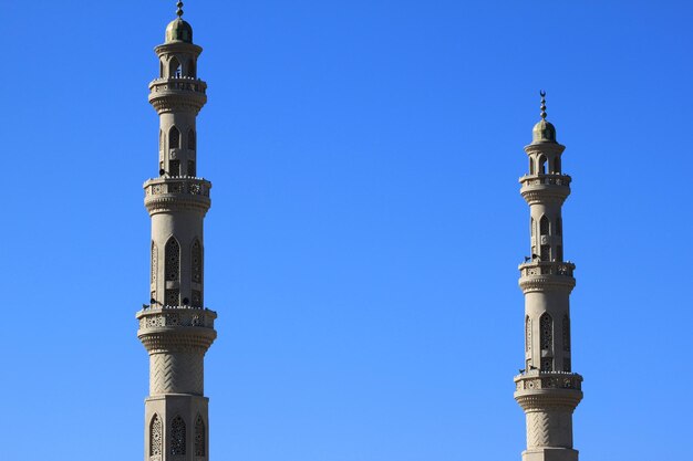 写真 明るい青い空に照らされた塔の低角度の景色