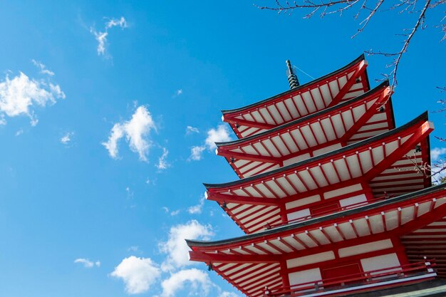 写真 青い空を背景に伝統的な日本の建物の低角度の視点