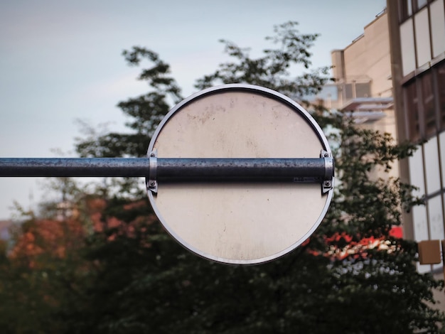 写真 空に照らされた交通標識の低角度の景色