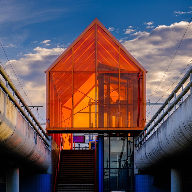 写真 空に向かって鉄道駅の低角度の景色