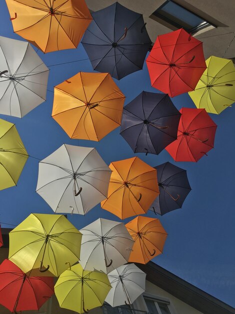 Фото Низкоугольный вид зонтиков, висящих на небе