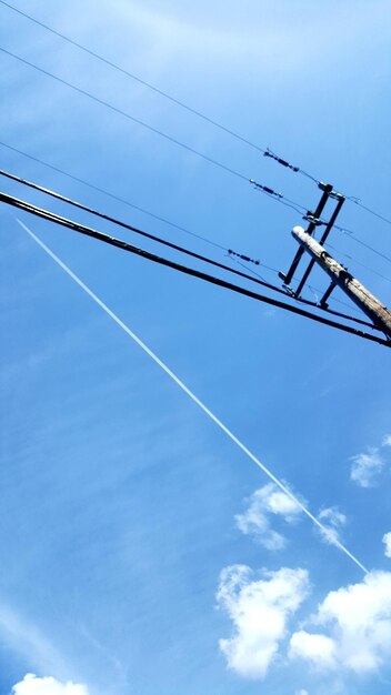 사진 푸른 하늘을 배경으로 증기 트레일의 낮은 각도 시각