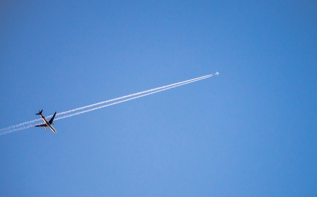 写真 澄んだ青い空を背景にした蒸気の足跡の低角度の景色