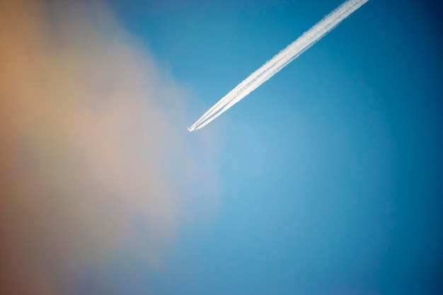 Фото Низкоугольный вид следа пара в небе