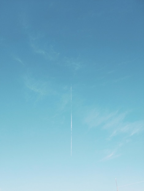 写真 空の蒸気の足跡の低角度のビュー