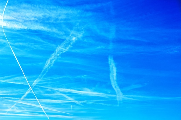 写真 空の蒸気線の低角度の眺め