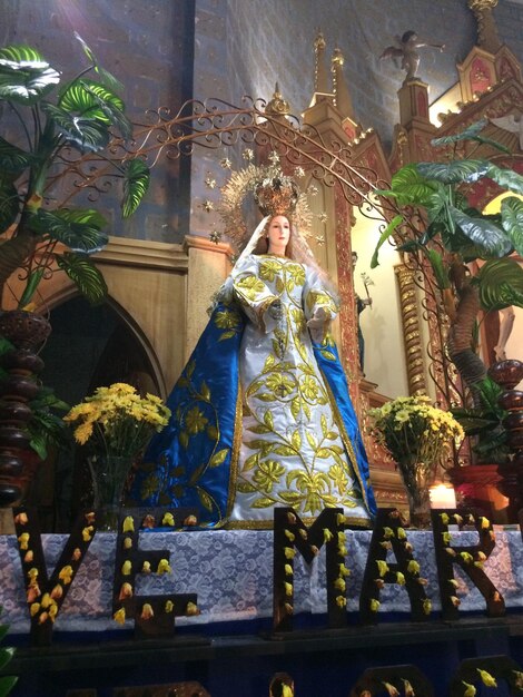 Фото Низкоугольный вид статуи девы марии в церкви