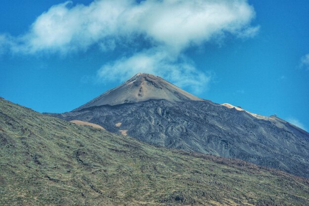 写真 青い空を背景にした火山の低角度の景色 テネリフェ