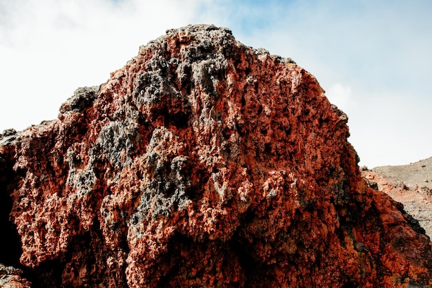 Фото Низкоугольный вид вулканической скалы на небе