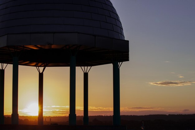 写真 夕暮れの空を背景にした水塔の低角度の景色