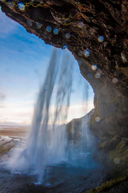 Фото Низкоугольный вид водопада на небе