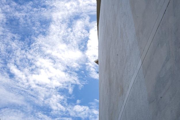 写真 空を背景に白い壁の低角度の視点