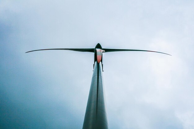 写真 空に向かって風力タービンの低角度のビュー