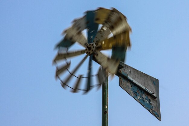 写真 晴れた青い空を背景に風車の低角度の景色