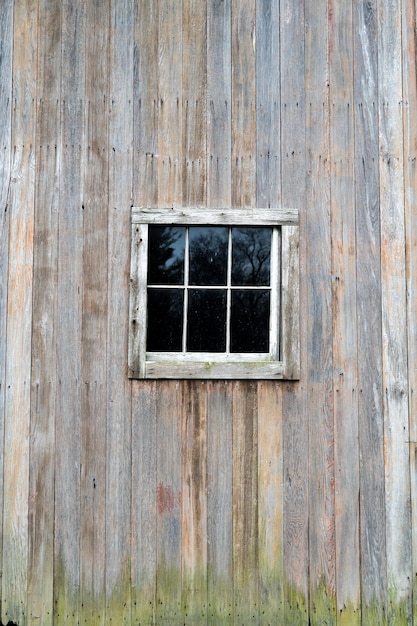 Фото Низкоугольный вид окна на старое здание