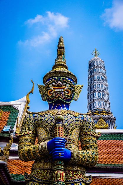 写真 青い空を背景に寺院のヤクシャの低角度の景色