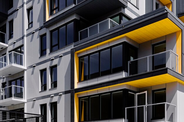 Фото Низкоугольный вид желтого здания