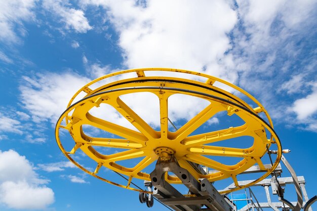 写真 空に照らされた黄色い機械の低角度の写真