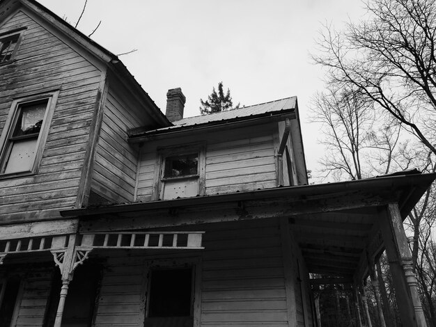 Photo low angle view of old abandoned house against sky