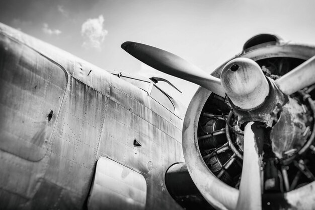 空に向かって古い飛行機の低角度のビュー