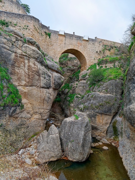 Foto inquadratura dal basso del ponte vecchio di ronda