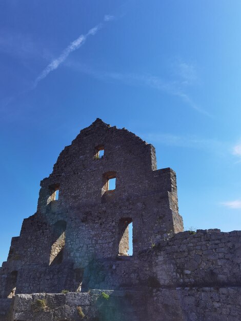 Foto vista a basso angolo del vecchio edificio contro il cielo blu