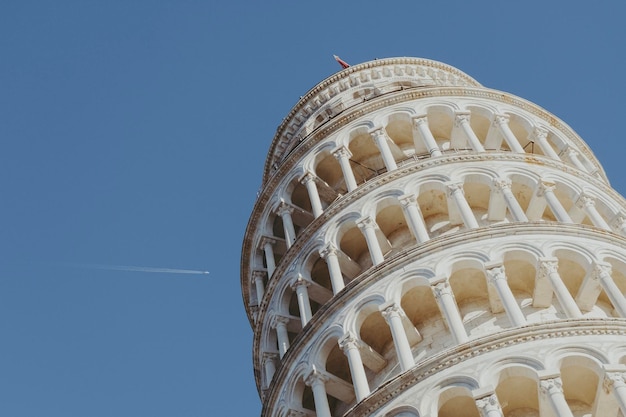 Photo low angle view of old building against clear blue sky