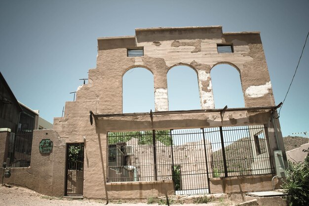 Photo low angle view of old building against clear sky