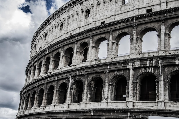 Foto vista a basso angolo del vecchio edificio contro un cielo nuvoloso