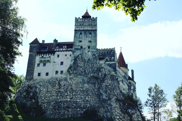 Foto vista a bassa angolazione del vecchio edificio contro il cielo bran dracula