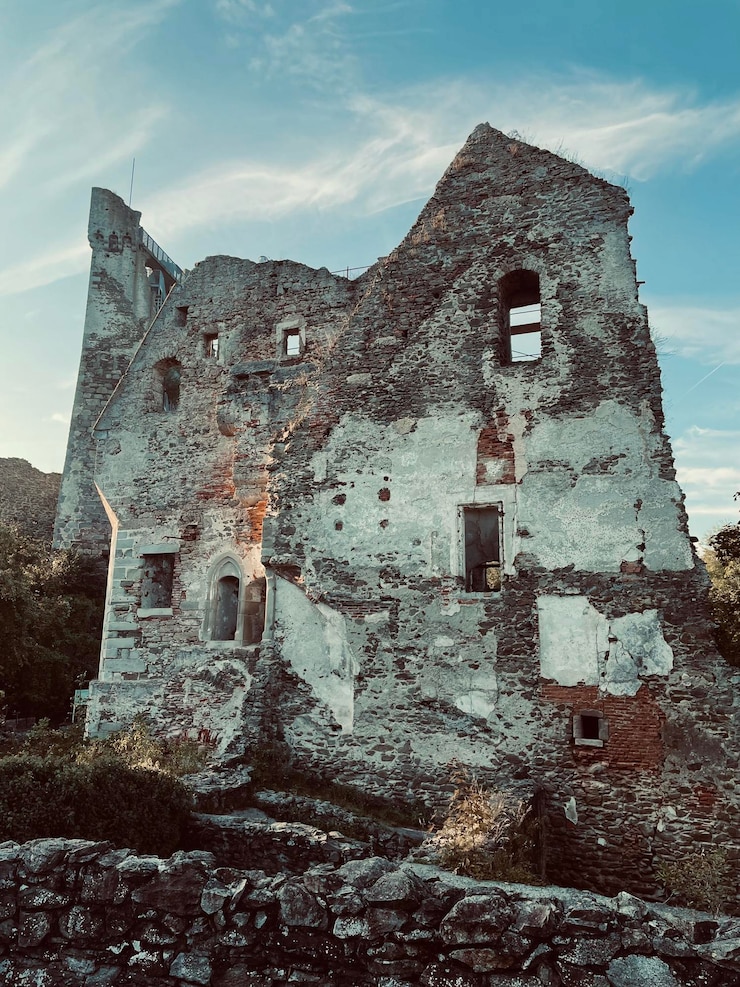 Photo low angle view of old building against sky