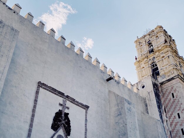 Foto vista a basso angolo del vecchio edificio contro il cielo