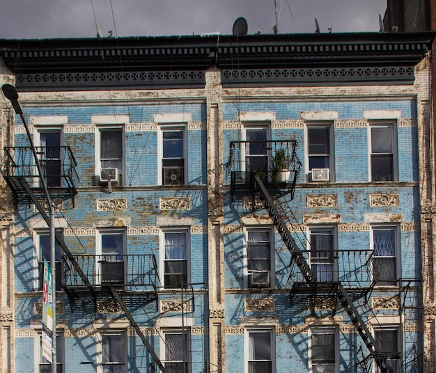 Foto vista a basso angolo del vecchio edificio contro il cielo