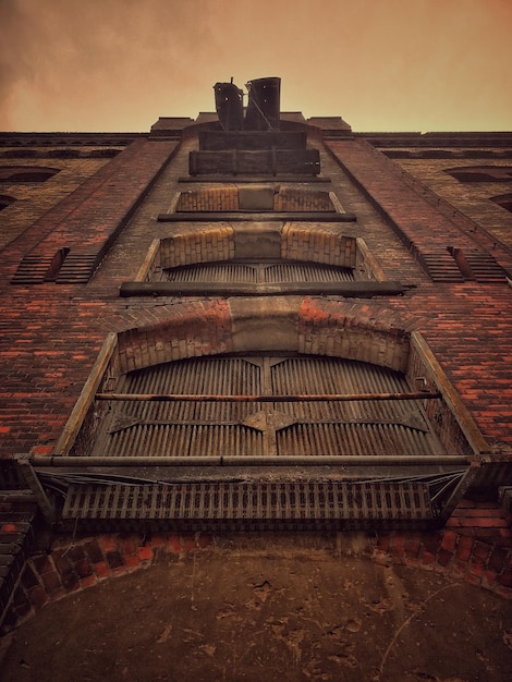 空に照らされた古い建物の低角度の景色