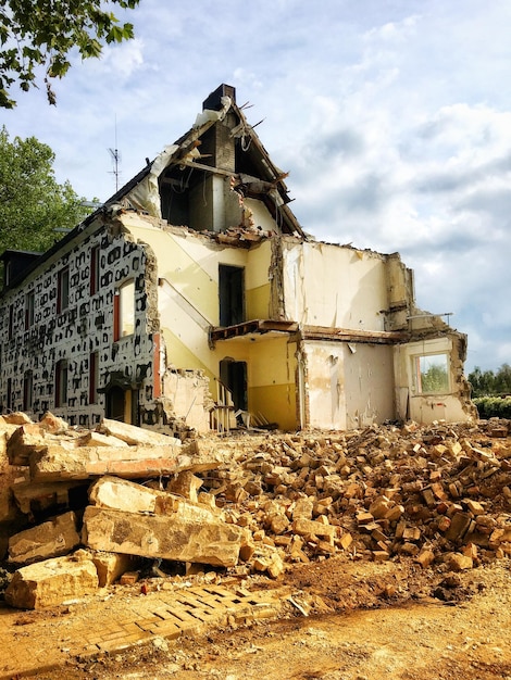 Foto vista a basso angolo del vecchio edificio contro il cielo