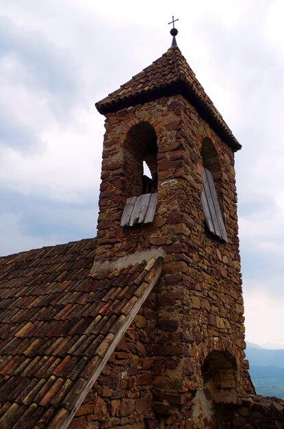 空に照らされた古い建物の低角度の景色