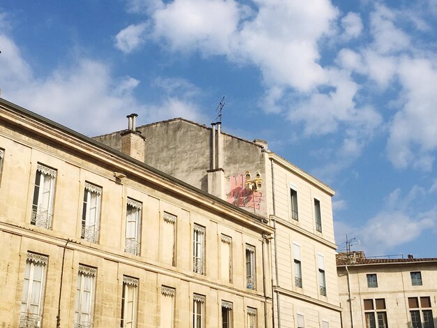 Foto vista a basso angolo del vecchio edificio contro il cielo